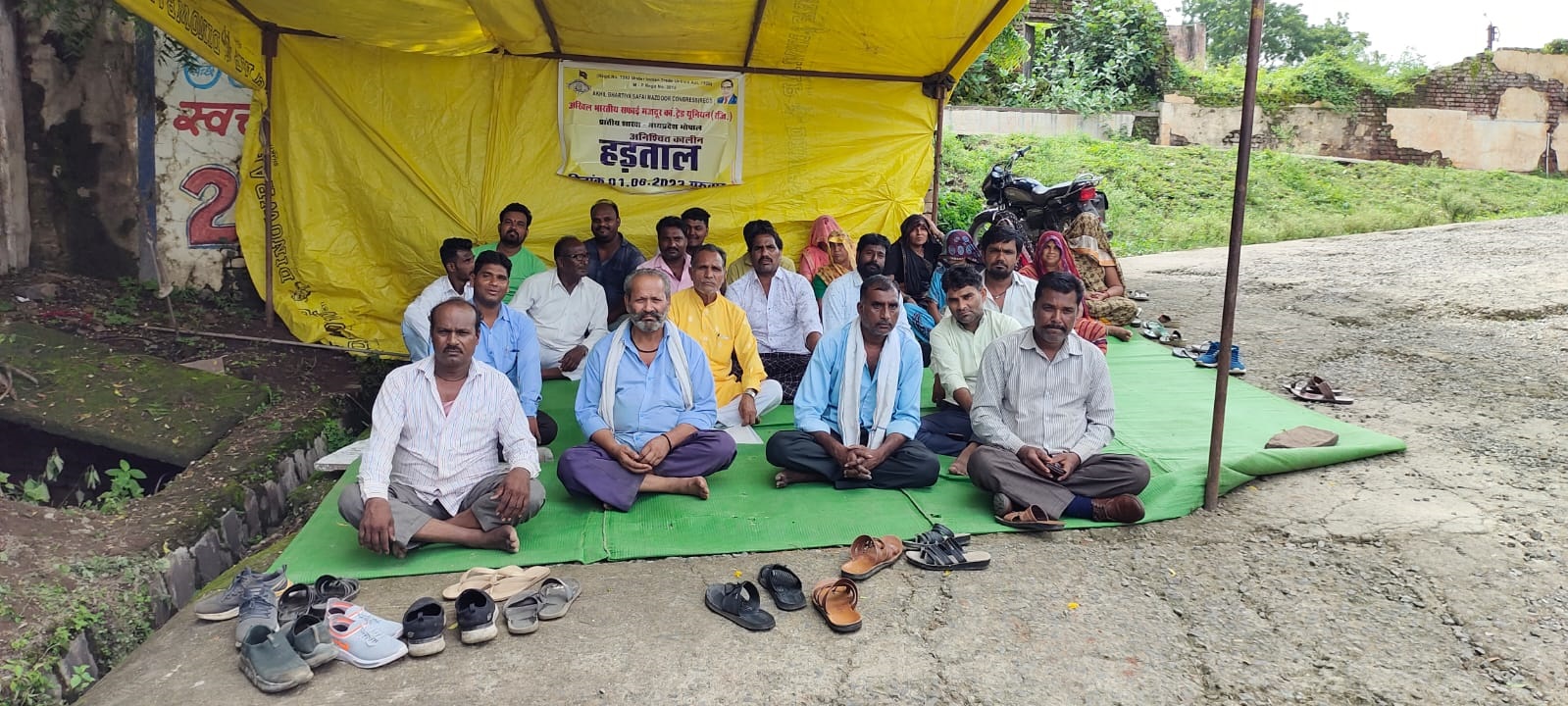 सफाई कर्मचारी अनिश्चितकालीन हड़ताल बैठे