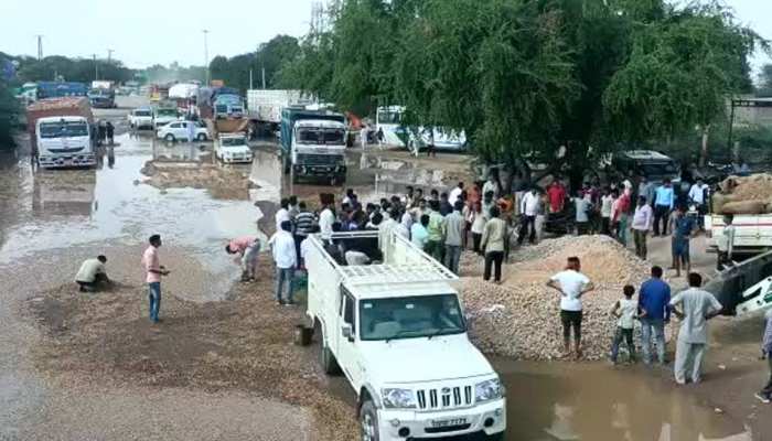कुछ घंटों बारिश  हाईवे की पोल गाड़ियां रेंगती सिंगरौली 