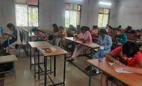 छुरिया स्कूलों में हैं शिक्षकों  कमी बच्चें पढ़ाई राजनांदगांव