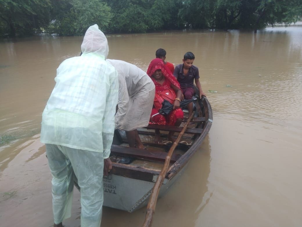 भारी बारिश की वजह से डूबा गाढ़ा पुल