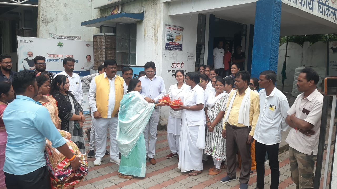 जिला अध्यक्ष ने अस्पताल में बांटे कम्बल