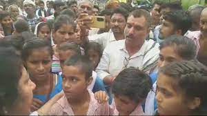 कलेक्टर की जनसुनवाई में पहुंचे बच्चे