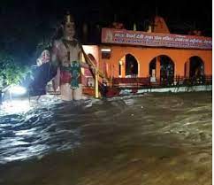 नदी का पानी टपकेश्वर महादेव मंदिर तक पहुंचा