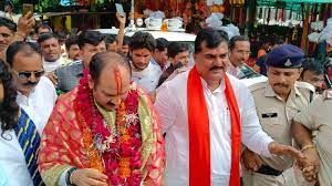 पंडित प्रदीप मिश्रा नेमावर में कथा स्थल पर पहुंचे