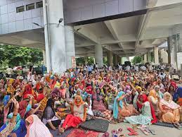 किसानों ने टाउन सिटी के खिलाफ दिया धरना