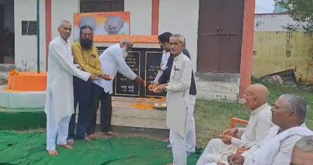 मानकपुर आदमपुर गांव में शहीदों को श्रद्धांजलि दी गई