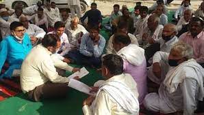 अपनी मांगों को लेकर किसान दे रहें है धरना