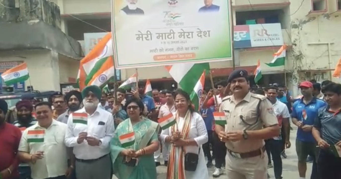 पुलिस ने निकाली तिरंगा यात्रा