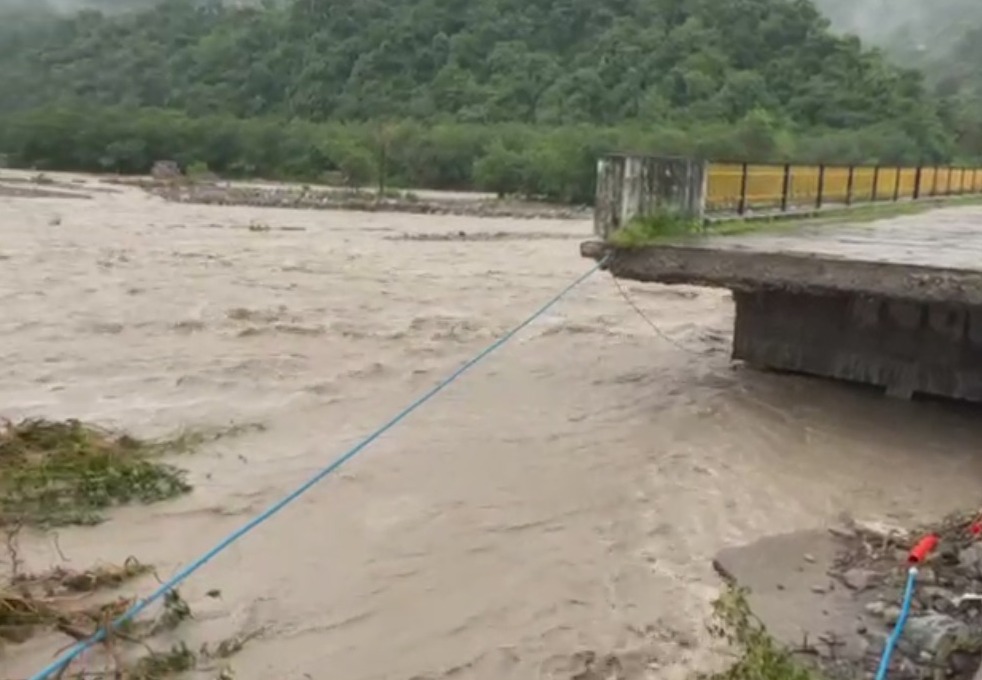 बरसात की वजह से नदी नाले उफान पर