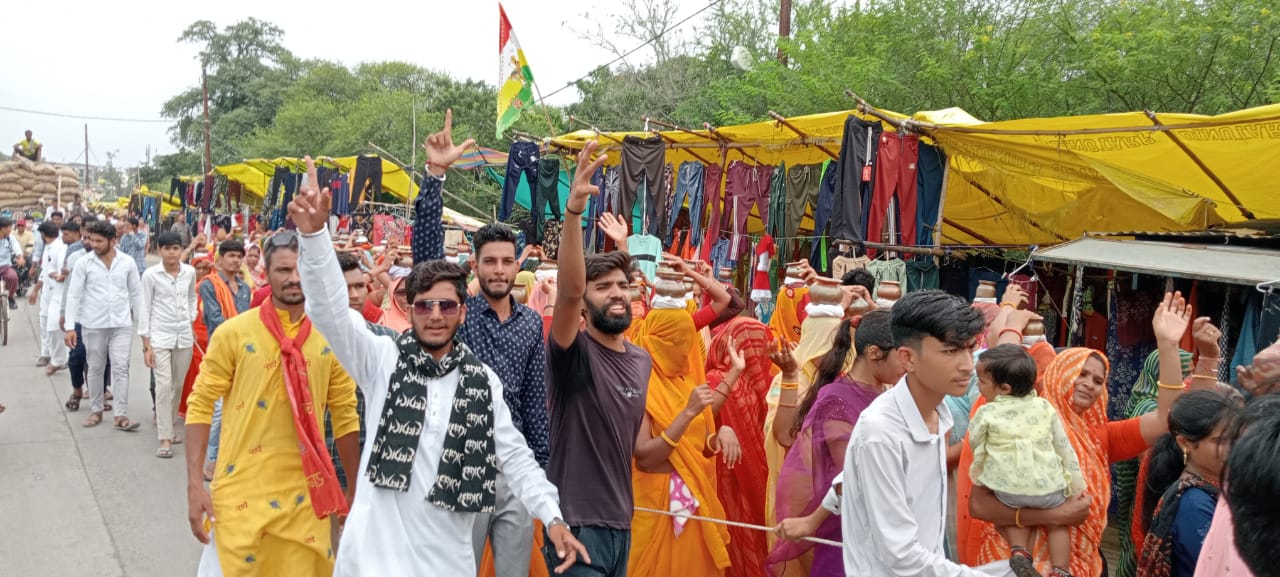 भक्तों ने निकाली कलश यात्रा