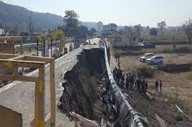पुल को जोड़ने वाली अप्रोच रोड हुई क्षतिग्रस्त
