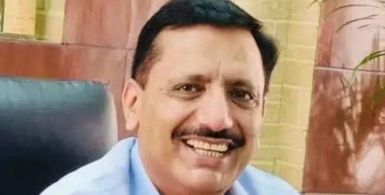 VRS लेकर मीडिया से जुड़े IAS अधिकारी पवन अरोड़ा