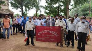 अपनी मांगों  को लेकर हड़ताल पर पटवारी