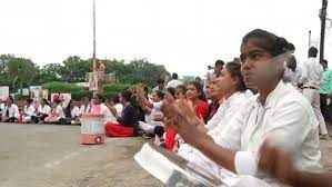 नर्सिंग कॉलेज के छात्र-छात्राओं ने किया प्रदर्शन