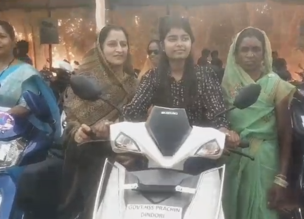 डिंडोरी में हुआ स्कूटी वितरण कार्यक्रम