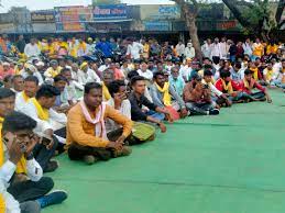 आदिवासी संगठनों ने दिया सड़क पर धरना