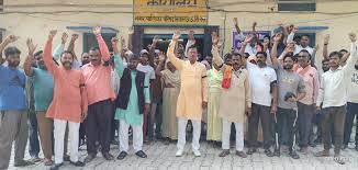 नगर पालिका अध्यक्ष और सफाई निरीक्षक के खिलाफ प्रदर्शन