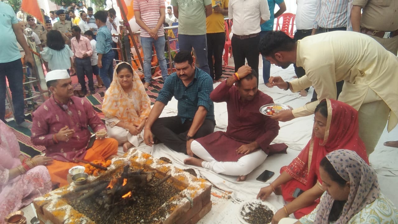 थाना के नवनिर्मित मंदिर में मूर्ति की स्थापना की गई