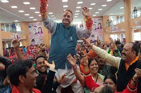 कैबिनेट मंत्री गणेश जोशी ने महिलाओं से राखी बंधवाई