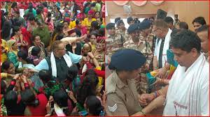 कैबिनेट मंत्री गणेश जोशी ने महिलाओं से राखी बंधवाई