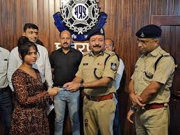 फ़ोन की कीमत करीब तीस लाख रुपए