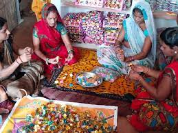 स्व सहायता समूह की महिलाओं ने बनाई राखी