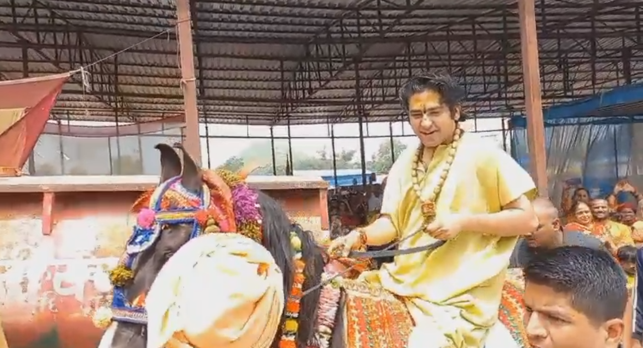 घोड़े पर सवार हुए धीरेन्द्र कृष्ण शास्त्री