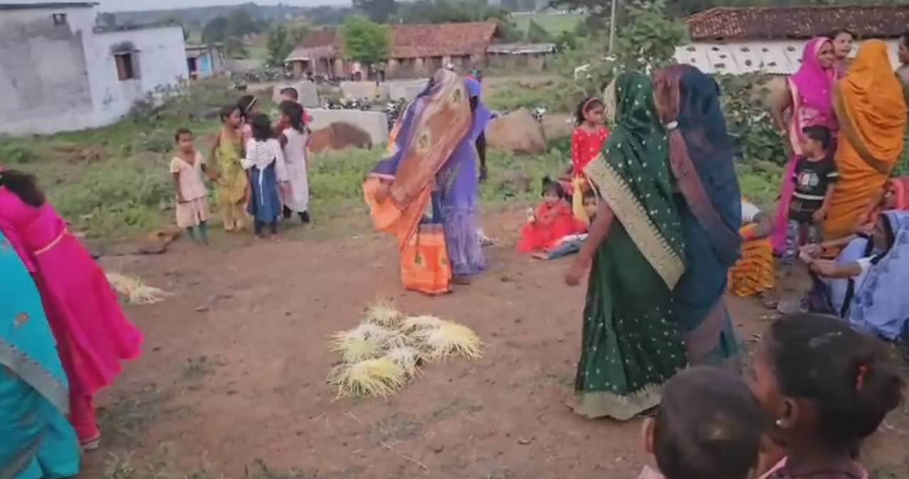 परम्परागत तरीके से कजलियां का त्यौहार मनाया गया