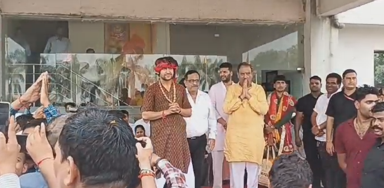 मां शारदा के दरबार में बागेश्वर धाम महाराज