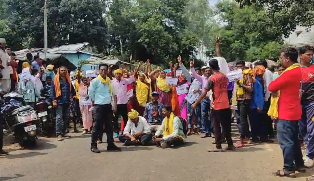 आदिवासी ग्रामीणों ने किया चक्काजाम