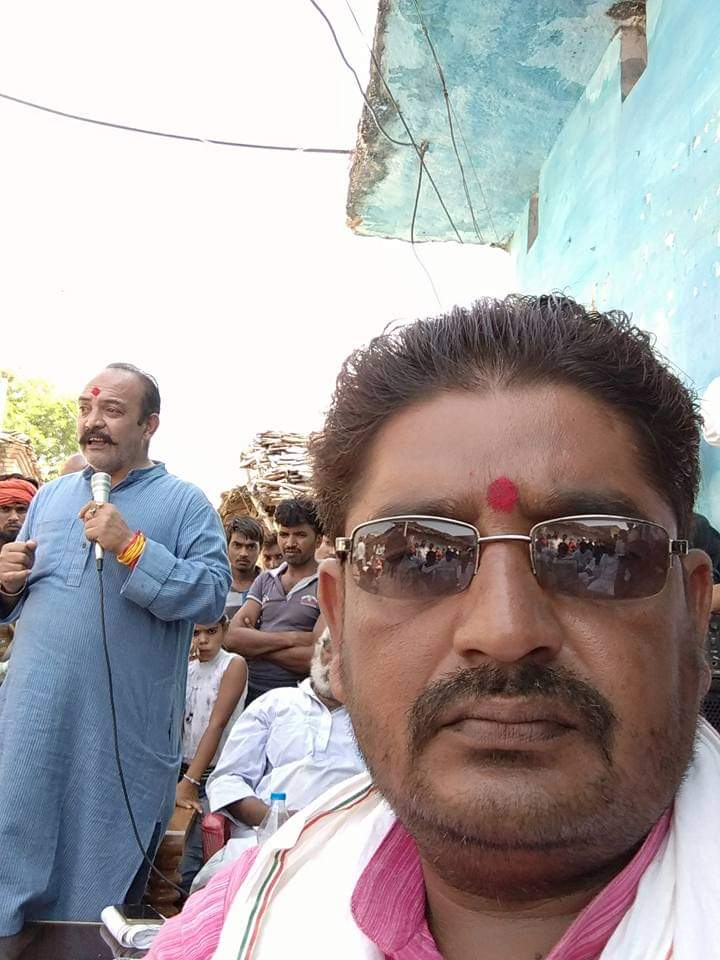 कांग्रेस नेता ने की लड़की से छेड़छाड़