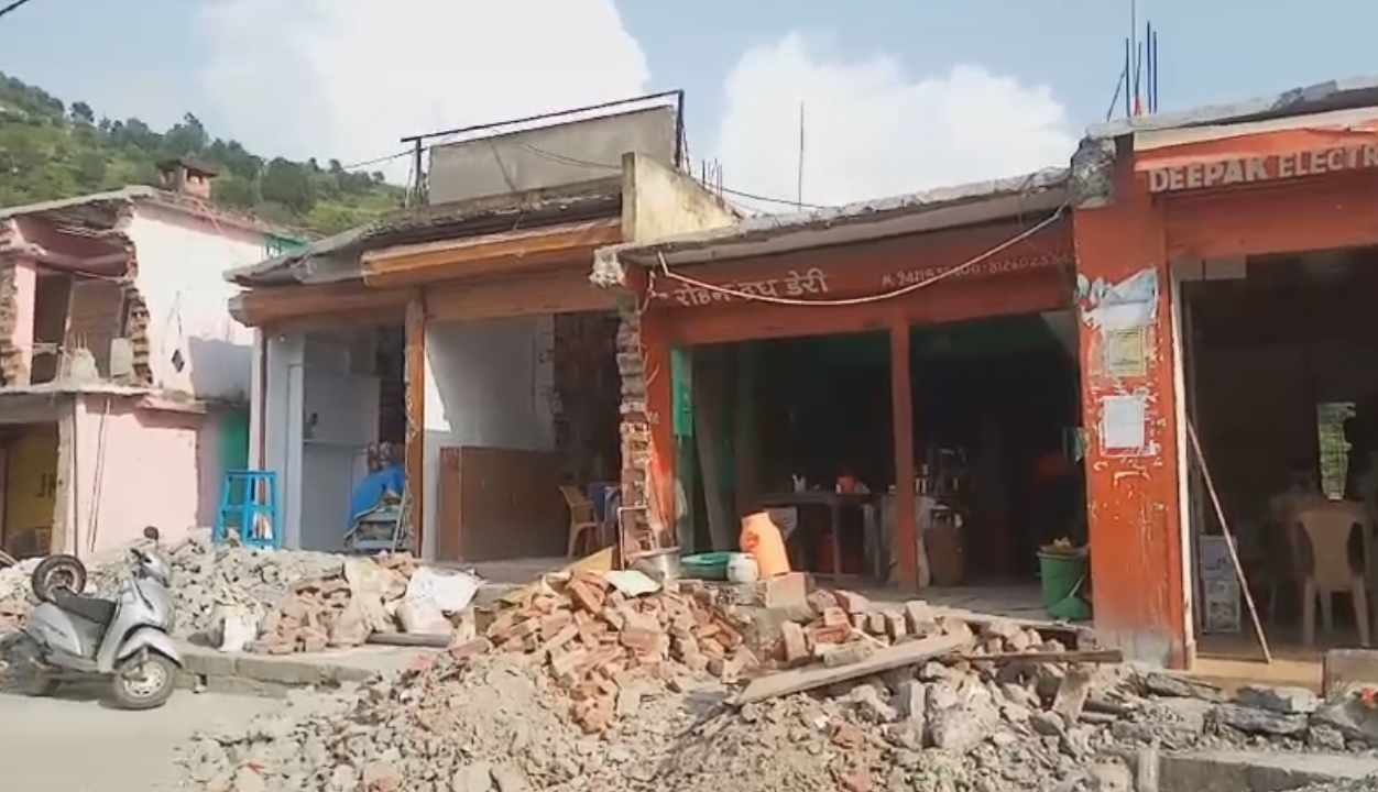 रसूखदार लोगों को बचाया जा रहा है