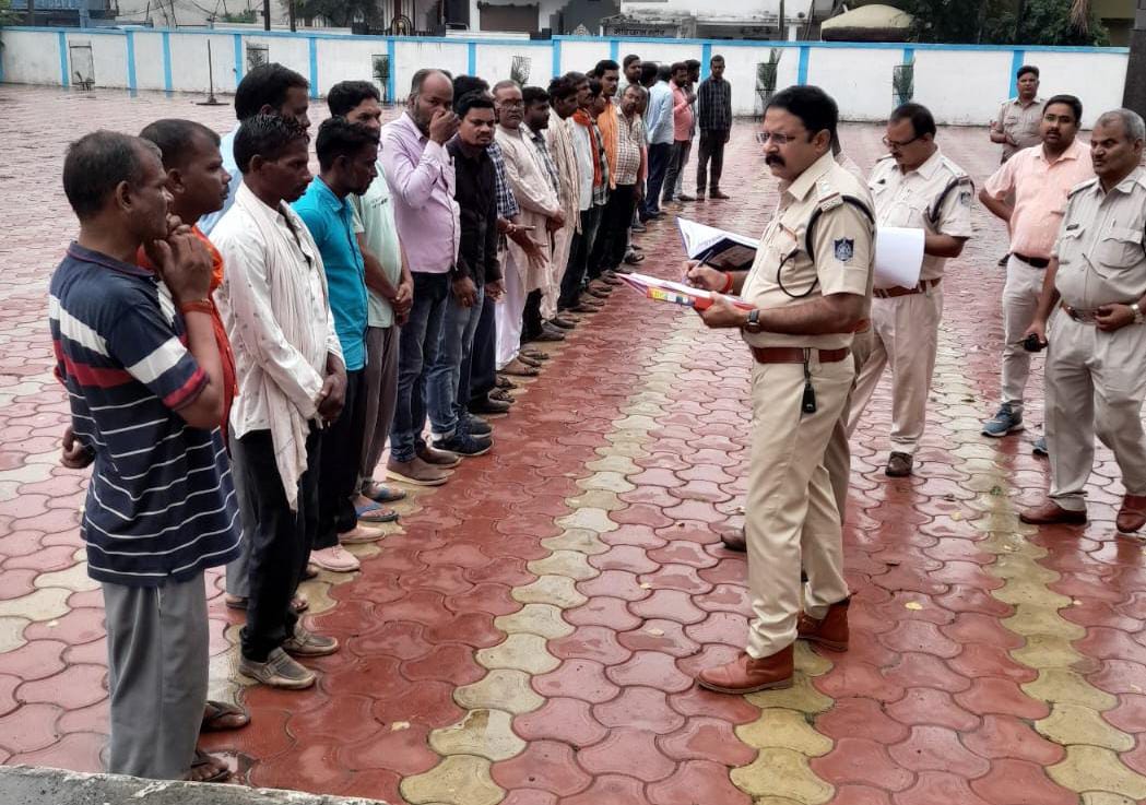 पुलिस प्रशासन ने दी बदमाशों को सख्त चेतावनी