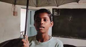 टपकती छत के नीचे पढ़ते आदिवासी बच्चे