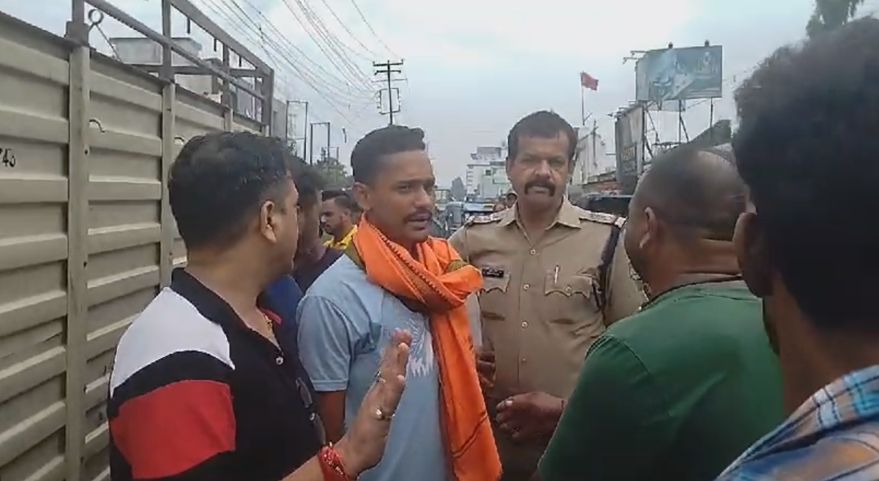 अज्ञात वाहन ने मारी गोवंशों को टक्कर