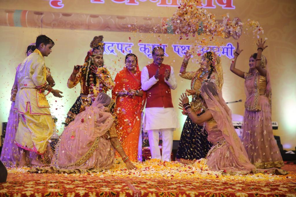 मुख्यमंत्री शिवराज ने फोड़ी मटकी