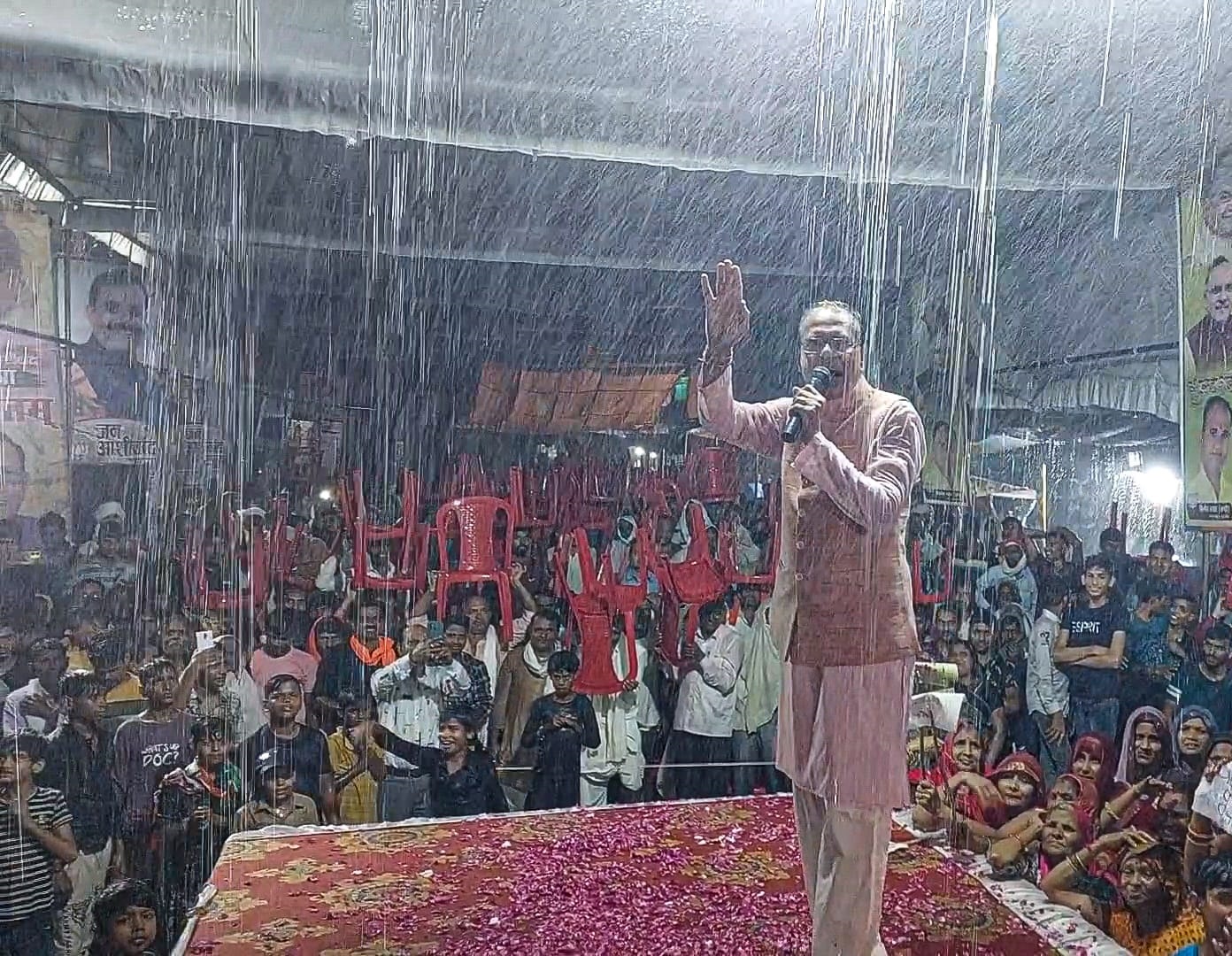 तेज बारिश में शिवराज ने दिया भाषण