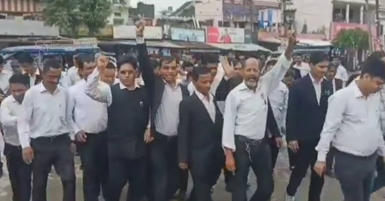 उत्तराखंड के अधिवक्ता सड़कों पर उतरे