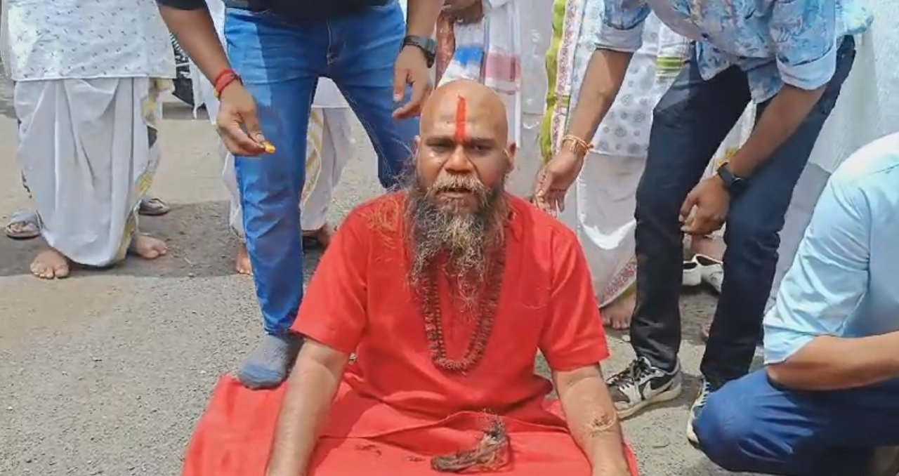 मिर्ची बाबा ने कांग्रेस कार्यालय के सामने कराया मुंडन