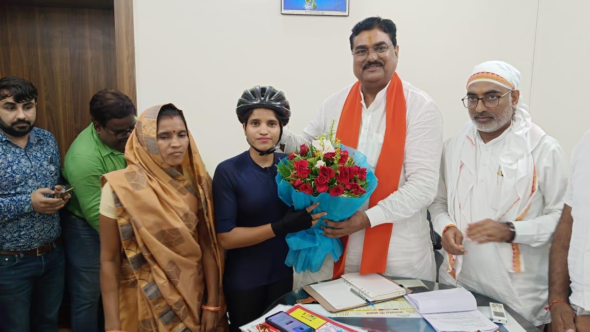 साईकिल से अलख जगाने निकली हैं आशा