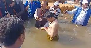 धीरेंद्र कृष्ण शास्त्री ने कुंड में स्नान किया