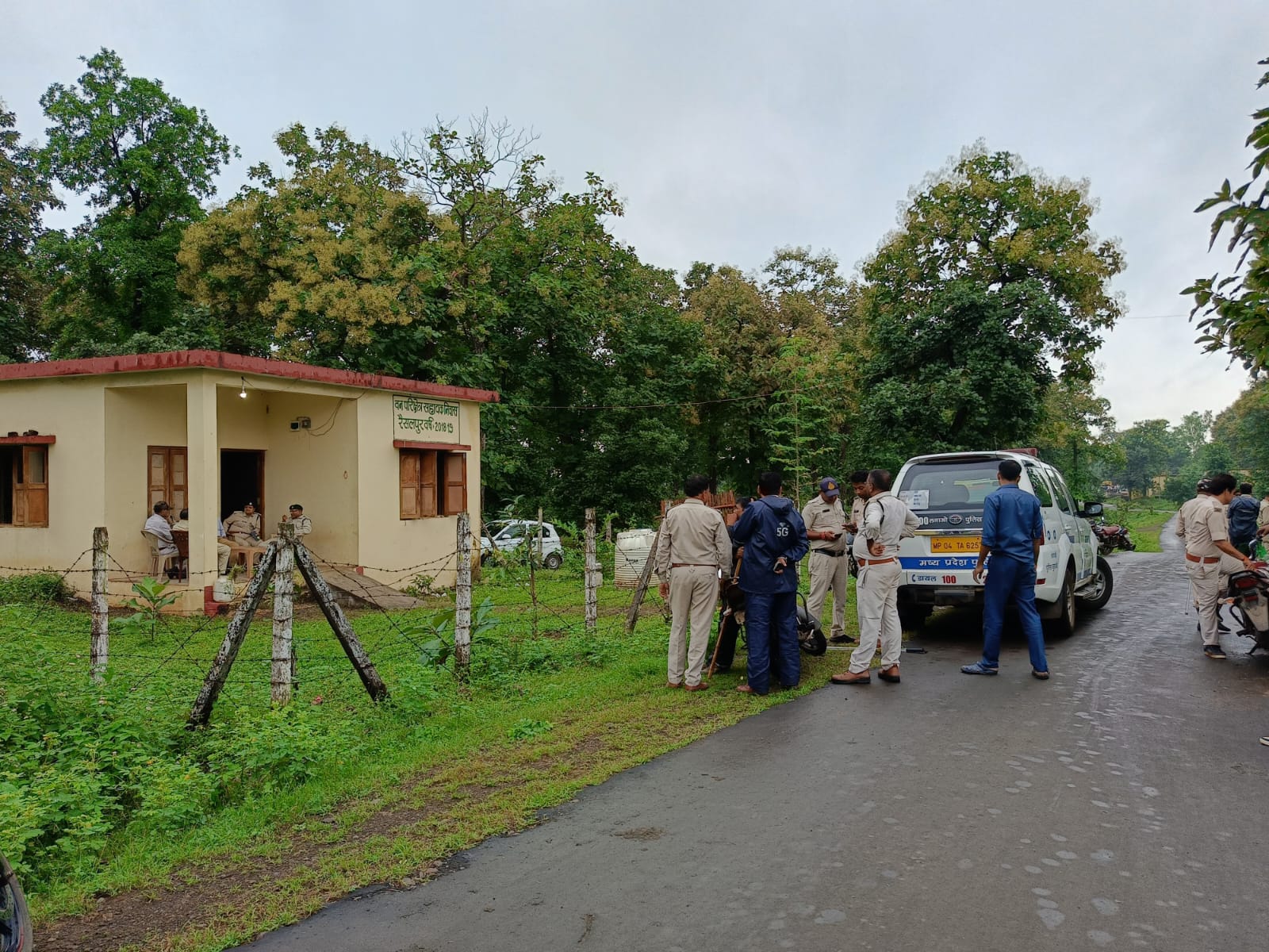 वन विभाग की भूमि पर आदिवासी कर रहे कब्ज़ा