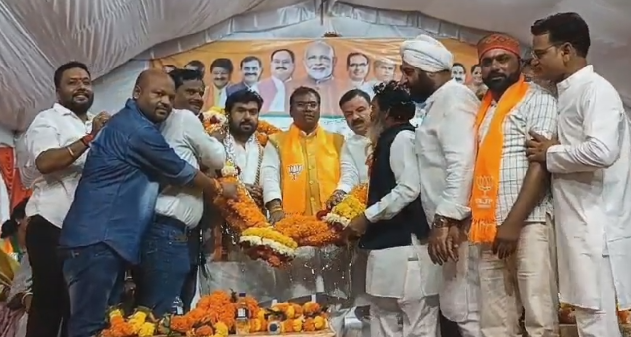 भाजपा के भीतर है खूब गुटबाजी