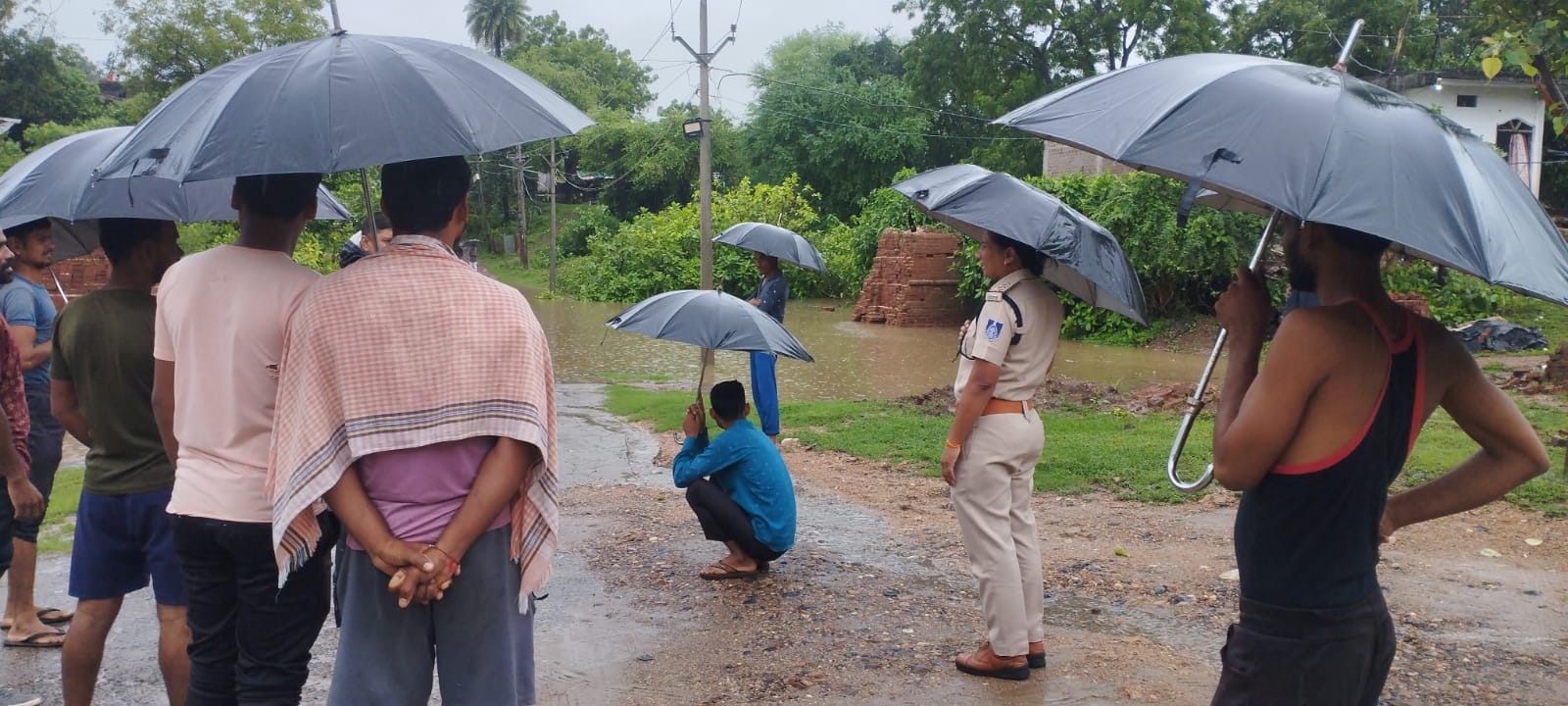 बारिश के कारण नदी नाले उफान पर