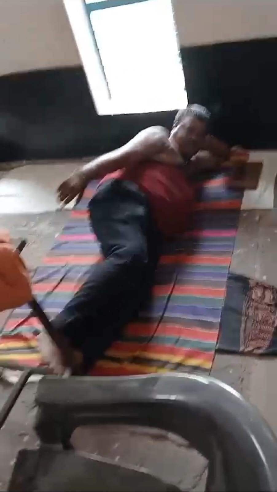 बच्चो को पढाने के बजाए आराम फरमा रहे शिक्षक