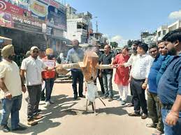  भाजपा ने कांग्रेस विधायक का पुतला जलाया