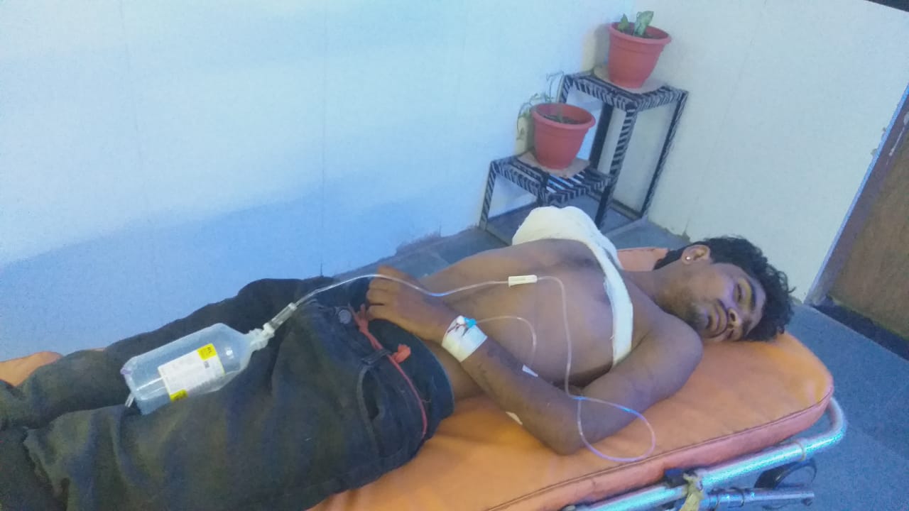 लापरवाही के चलते थ्रेसर मशीन से कटा हाथ