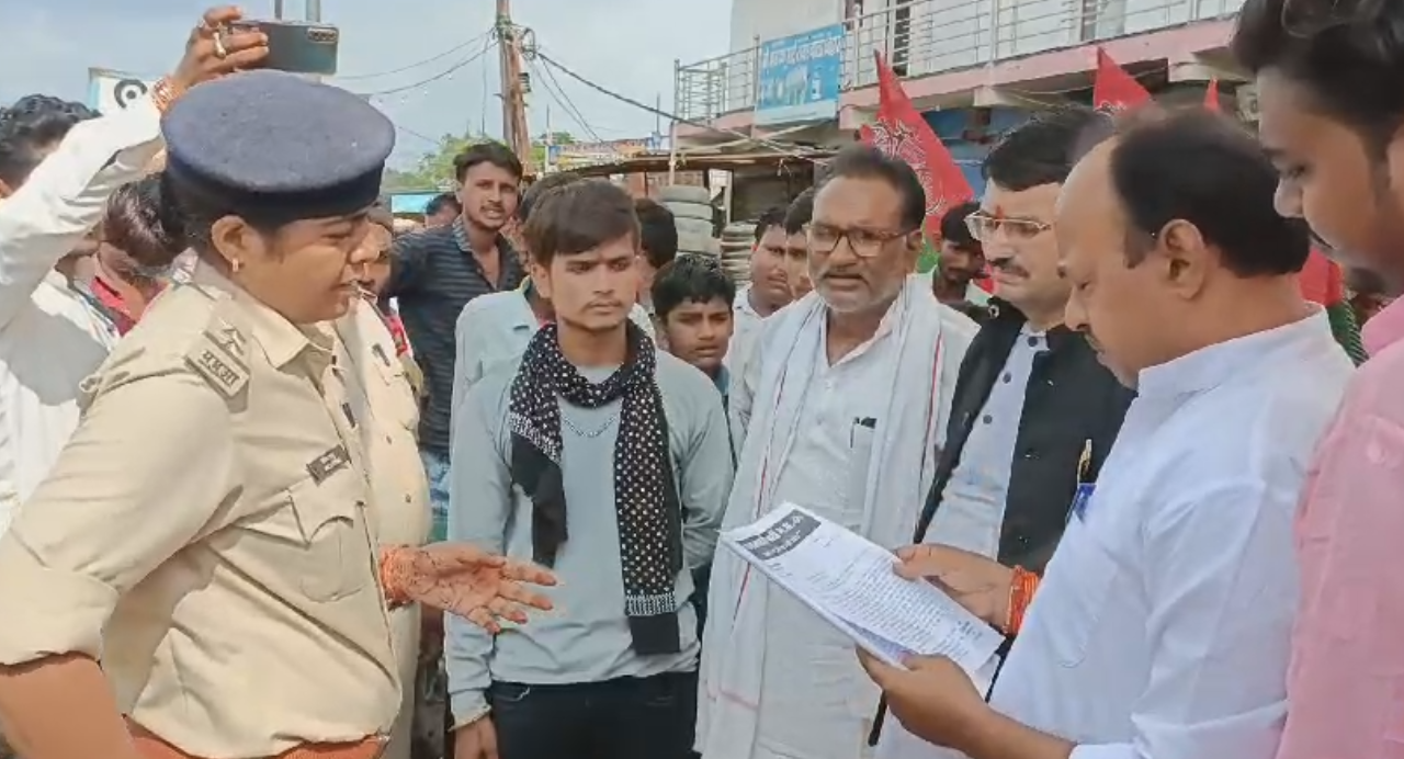 शराब दूकान हटाने के लिए ग्रामीणों का धरना