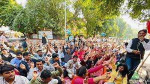 पटवारी कर रहा आमरण अनशन