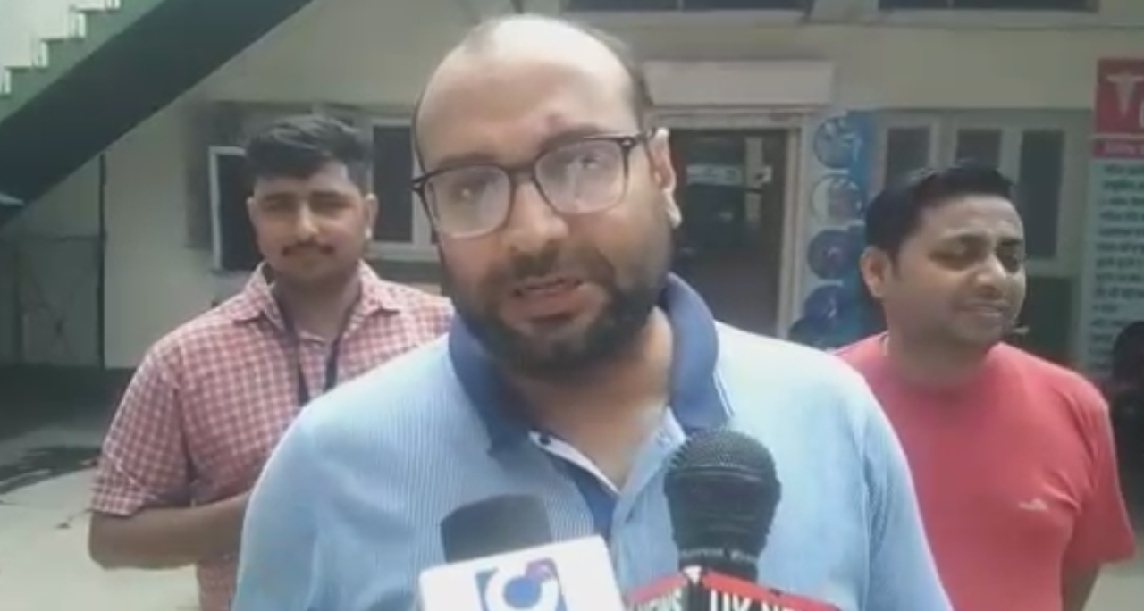 अस्पताल के आगे लोग कर रहे वाहन पार्क